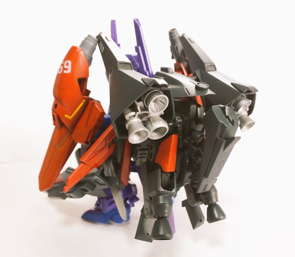 背面に装備しているのは強襲用のアサルトブースター
オプションなので取り外し可能です。