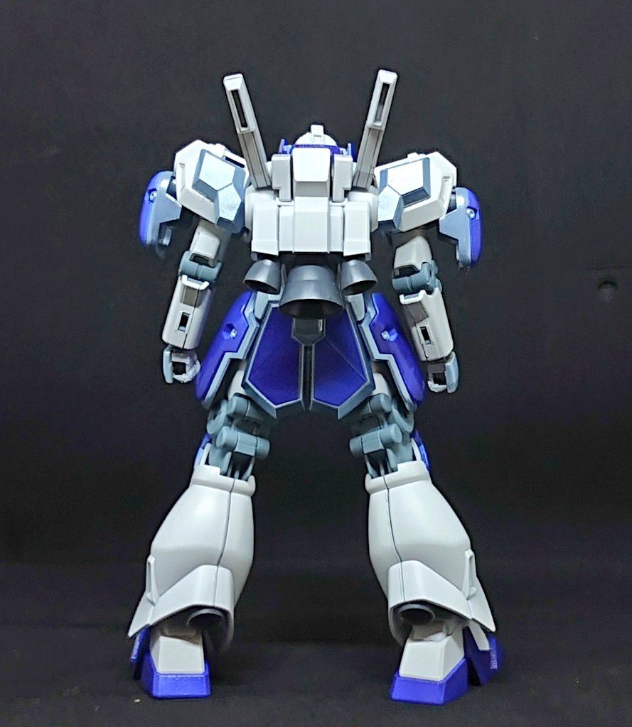 せなかにはジェガンのバックパック。胴体部分にマグアナックを使っているのでそのままでは装備できませんので、胴体側のホールに合わせてバックパックにピンを生やして接続してます。面倒なので接着でもよかったかなあなどと…