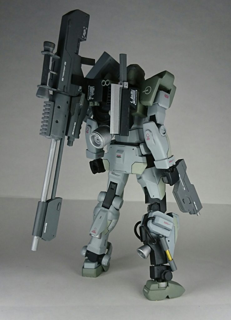 バックショット
武器類、シールドはフルスクラッチ、右足は基部をプラ板で作りジャンクパーツやパテ、真鍮線等を使って製作