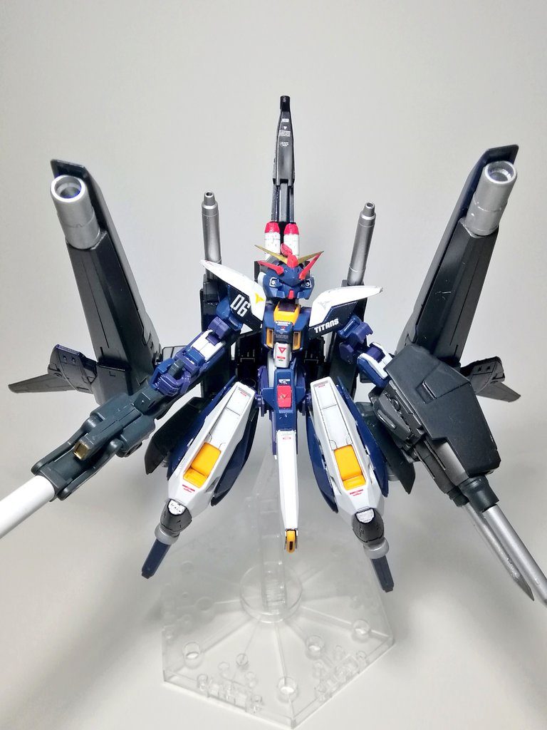 本体部分はバーニアや肩アーマーを追加し、ついでに頭部分にアンテナを追加してガンダムっぽく見えるようにしました。