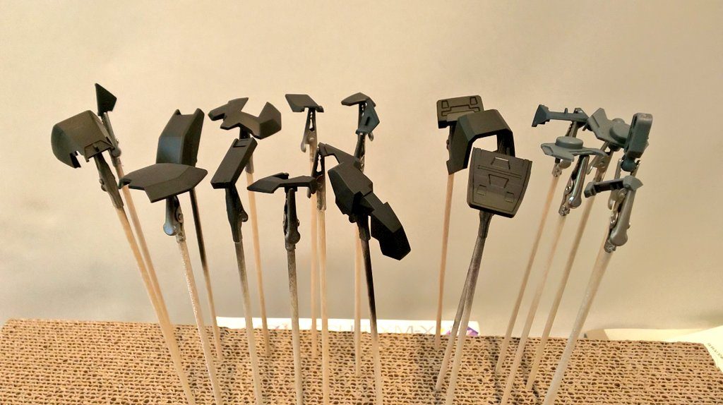 ガンプラだけじゃなく塗装も初めてだったので猫の手とか色々道具も揃えたりやり方を調べながら頑張ってみました