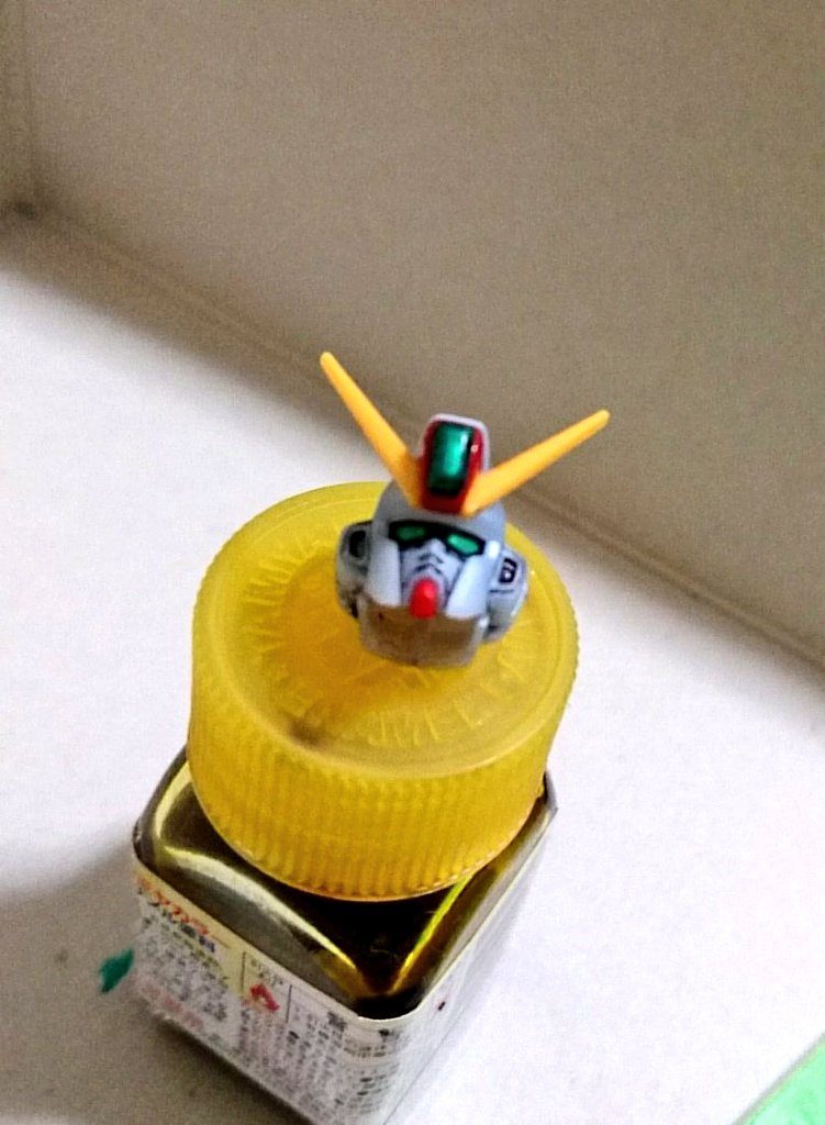 頭部は傷のディテールを消した他、キットのままだとツインアイが少ししか見えず悪役顔だったので微調整してしっかり見えるようにしました。