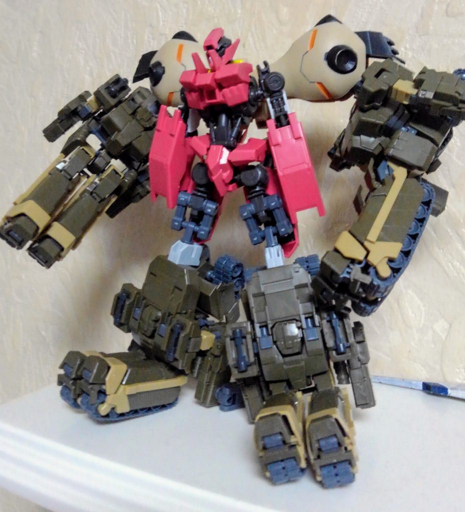 可動域の追加と、足の長さを調整した第二案。腕を肩からではなく、グシオンリベイクのバックパックを使い腕をより動かせるようになりました。