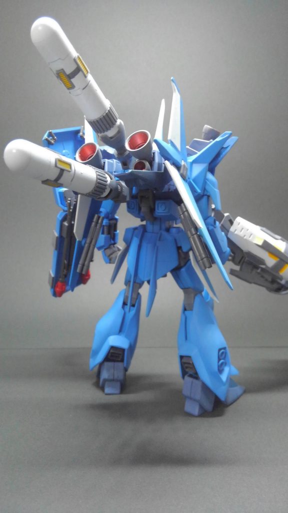 バックショット。
プロペラントタンクは安心と信頼のMSG。
バーニアはジャンクから。
デカいプロペラントタンクっていいよね。
推進材の増加とバーニア性能の向上により、元から高水準の機動力がさらに強化。
肩部にもバーニアを増設、脚部のスラスターも変わっています(見辛いですが)。