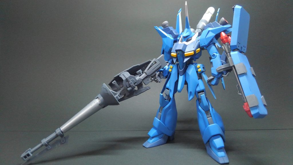 ランス含めて。
MSGのバトルランスですが、そのままだと持てないのでグリップだけギラドーガのライフルから拝借。
推進力を活かした突撃性能は高いものの、扱いづらさから正式採用はされなかった設定。
武装らしい武装がこれだけって正気の沙汰とは思えません(他人事)。