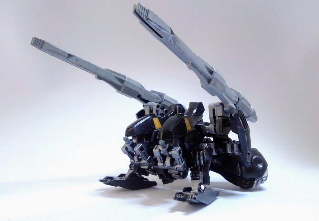 合体することで力を発揮しますが、戦闘スタイルを多様化するために、それぞれ五台のメカに別れることもできます!
中心となるコアはフラウロスをベースにしてあります!イメージは二つ首の犬でその名の通り「オルトロス」にしました。