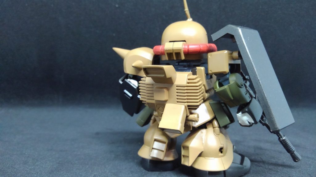 背中側はバックパックの接続とふともも(?)部分の追加です。
旧キットの弊害というかですが上下のダクト部分が本体になかなか接着できずに苦戦しました。