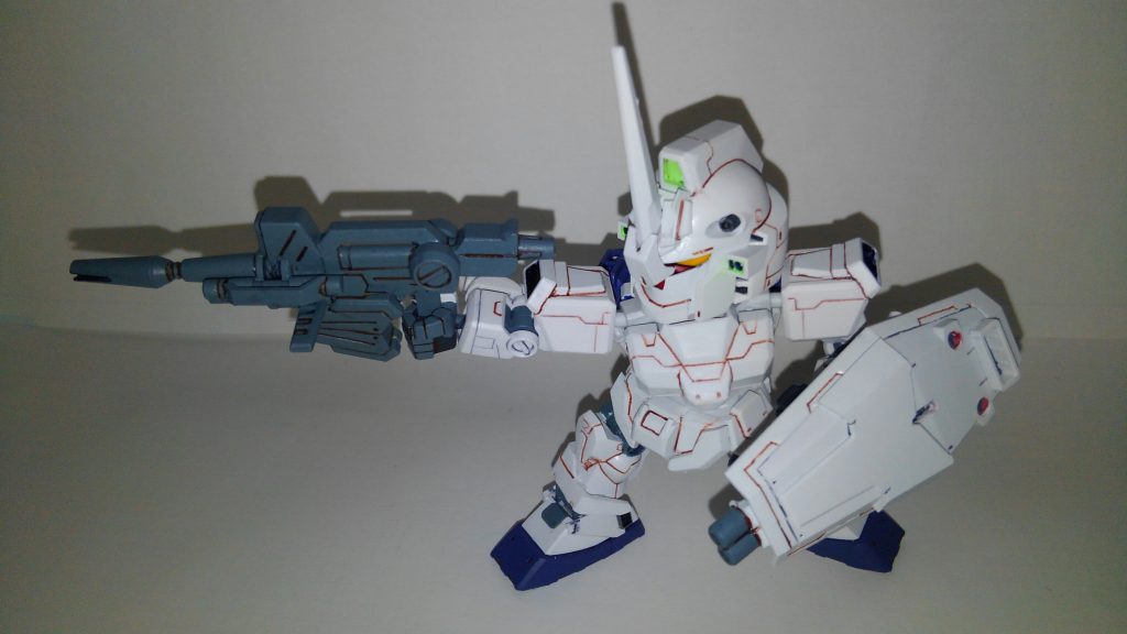 シールド下に二連ガトリング?盾に誘爆するもの取り付けてどうすんだ!と、やり合った結果接敵時に打ち切る二連グレネードが追加された。十字の装飾をオミットしてIフィールドとか言われてもなんだそりゃ!?と、やり合ってるうちに何故かスリット内にカメラが取り付けられた。