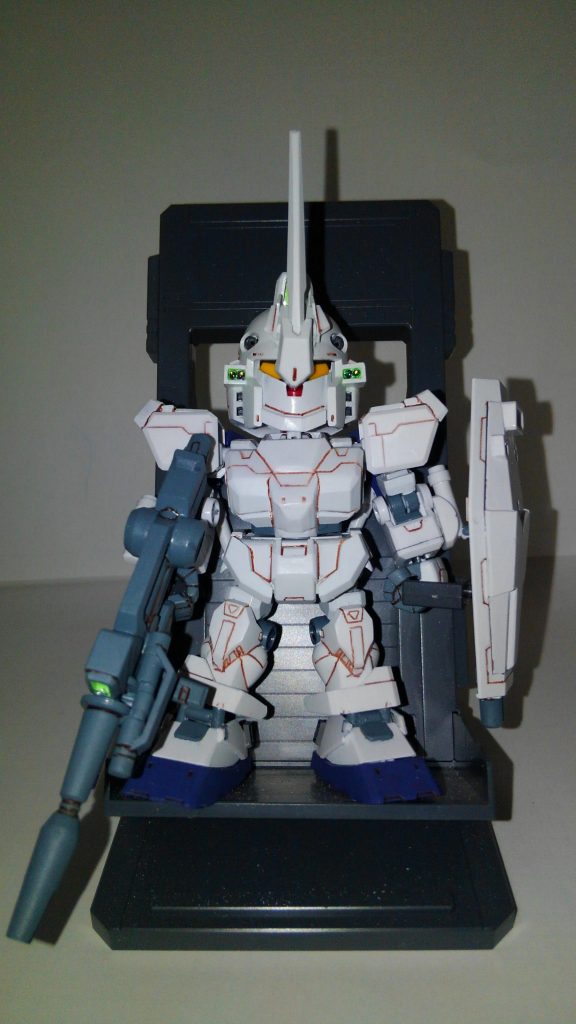 工廠に持ち込まれたユニコーンガンダムのイラストを元に改修されたG-3ガンダム。正面装甲に配置されたエアインテークの隠蔽、引っ掛かり易そうなブレードアンテナやビームサーベルの変更、武装を手放さずに展開できるビームトンファー等が追加された。変形?何の意味が?と、NTDはつけられていない。