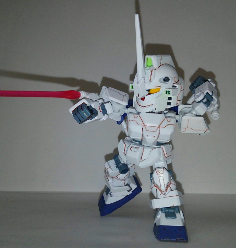 ランドセルのビームサーベルラックに可動部を設けることにより間接の負荷を軽減し、肩越しだけでなく脇下からの抜刀も可能となっている。