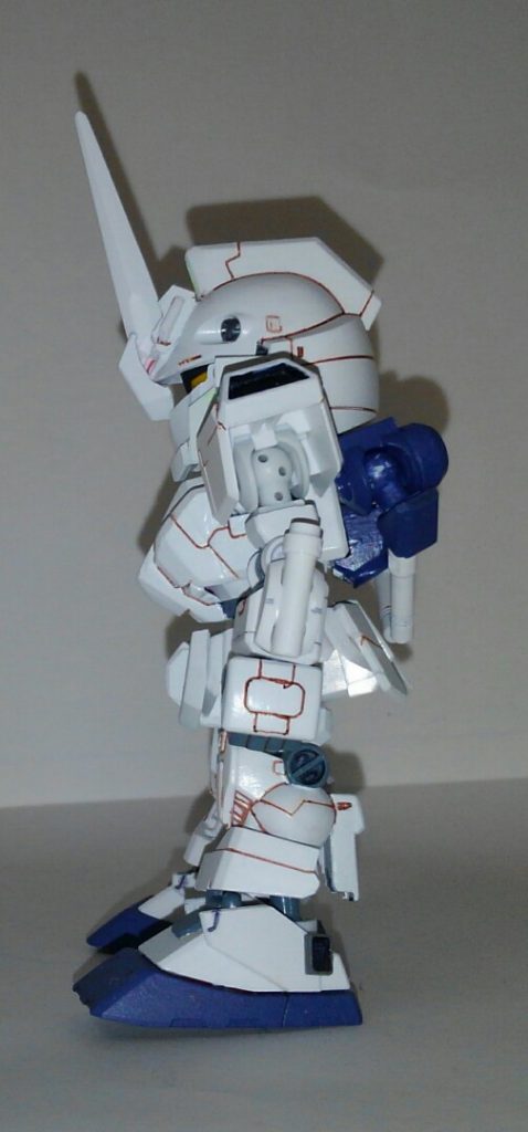側面。正面装甲で隠蔽したインテークを肩及び踝に追加。しかしジオン系と比べて連邦系はインテーク多いな(゜_゜;)