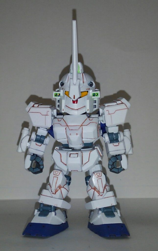 正面。ツインアイの保護にフェイスカバー追加。アンテナブレードをシングルへ変更したがメインカメラの視線が妨げられた為(!?)急遽増設されたサブカメラ。