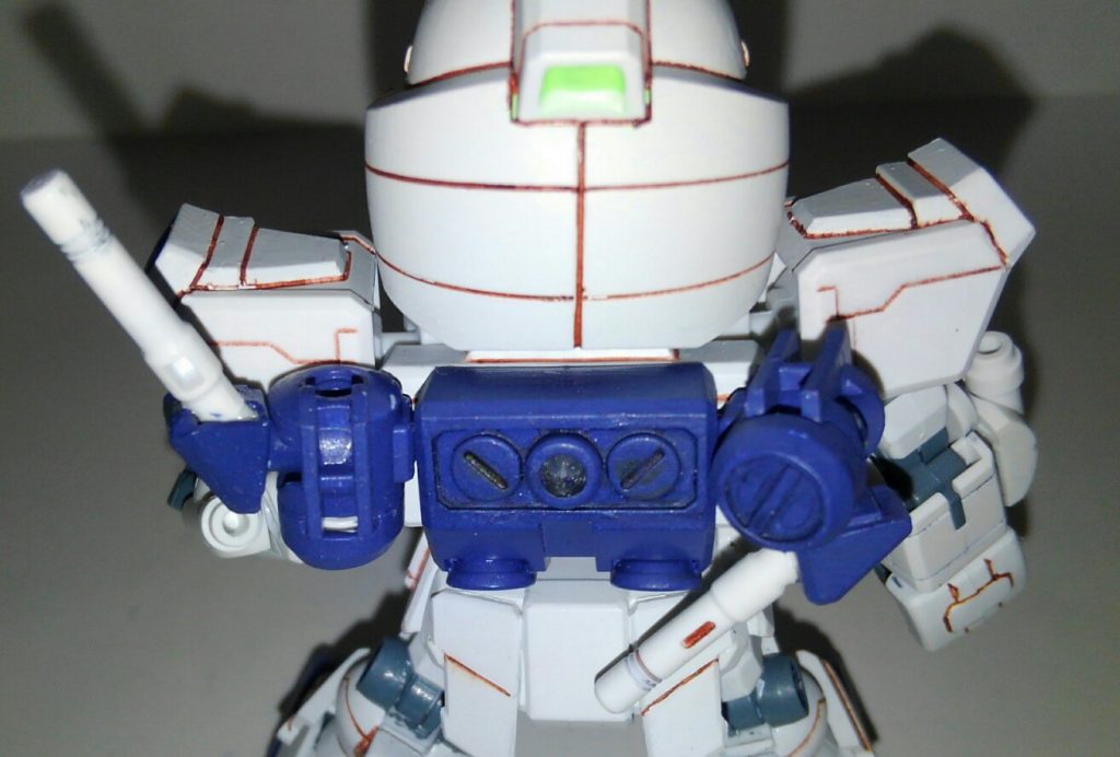 ランドセル。サーベルラックを切り飛ばしクロスシルエットの余剰分肩パーツをはめ込み。余剰分腕パーツ基部に切り離したサーベルラックを接着してフレキシブルに動かせます。他のSDCSの腕パーツに付け替えもできそうです(笑)