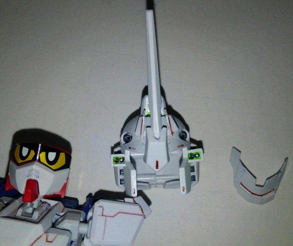 NTD頭部展開。フェイスカバーはプラ板の積層で作りました。