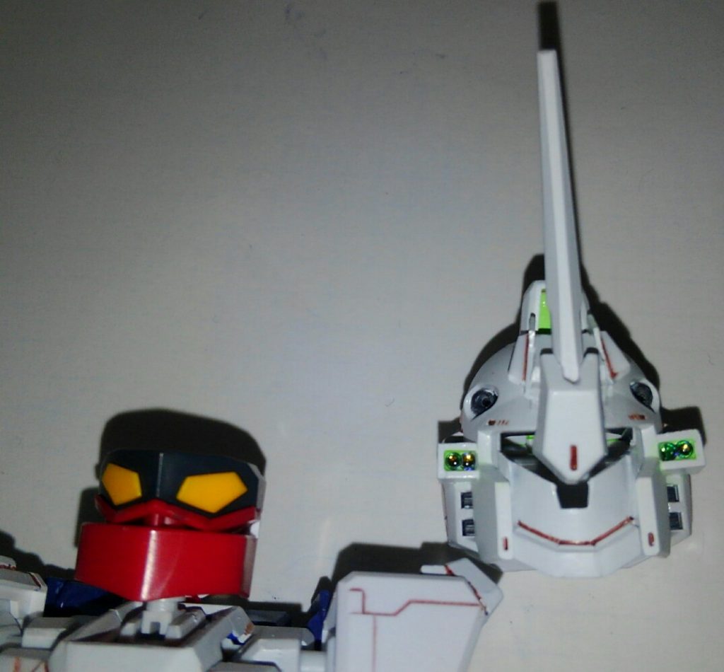 頭部展開。フェイス部を逆に回してメットを被せてます。