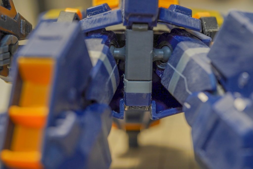 股関節ブロックとリアアーマーの間に3ミリ分のプラ板を挟んで角度変更。
これと腹部の加工によって腰を入れたポージングが可能になりました。