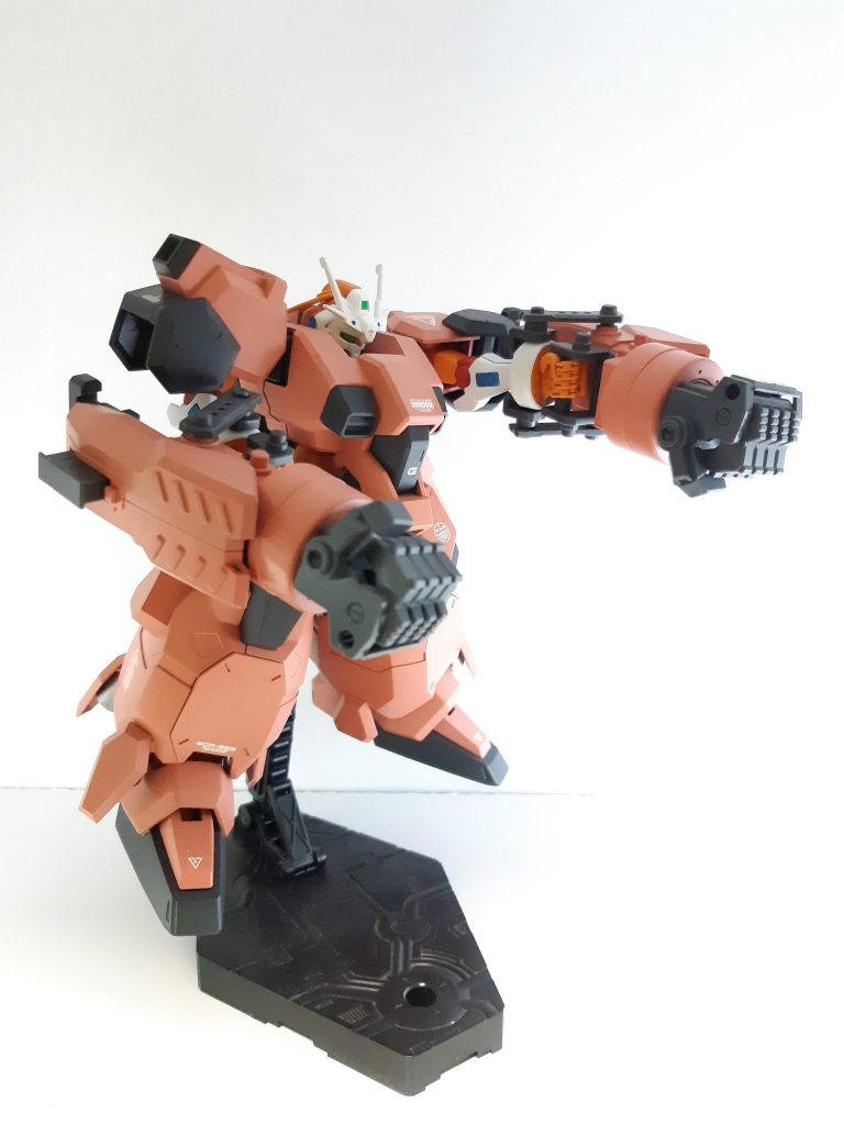 見た目のまんま格闘専用機です。装甲と推力で接近して、腕力にものを言わせるスタイル。
そう考えるとパイロットはカミキ・ミライの方が面白いかも。