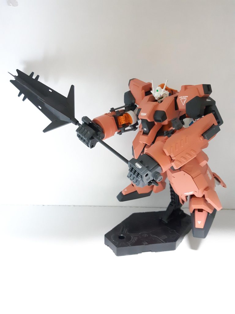 ちょっとHGルプスレクスから借りてきました。柄の長い物なら握れますが、肘がアルケインのままなので重さに負けます。