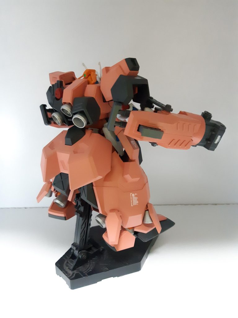 後ろから。女性パイロットでゴツい機体って結構ありますよね。サイコガンダムとか、ザムジード、グルンガストとか。