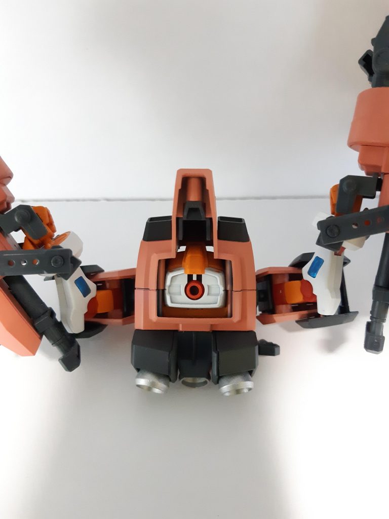 基本的にグスタフ・カールのパーツ内側をニッパーで切って着込んでいます。腕はモデリングサポートグッズのインパクトナックル。