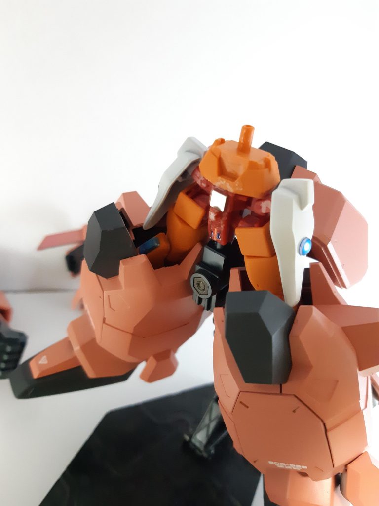 腰アーマーはネオジム磁石で脱着。脚を動かす時に邪魔になるので。
脚は内外で結構隙間があるので、多少は干渉を避けられます。