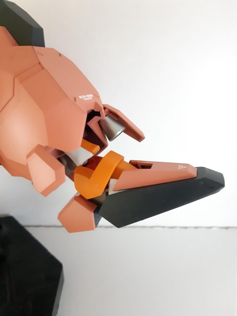 アンクルガードを外した状態。足は下駄を履く形にしました。
身長は下駄の分しか高くなってないので、塊感があって気に入っています。