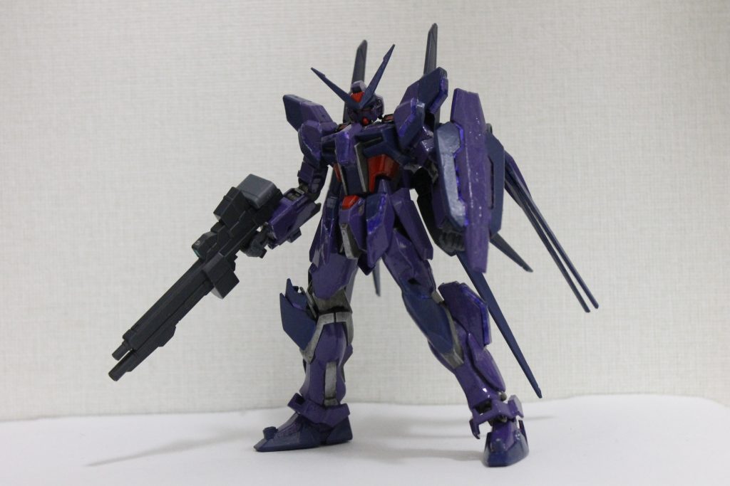 紫色主体の暗いカラーリングに塗装しています。