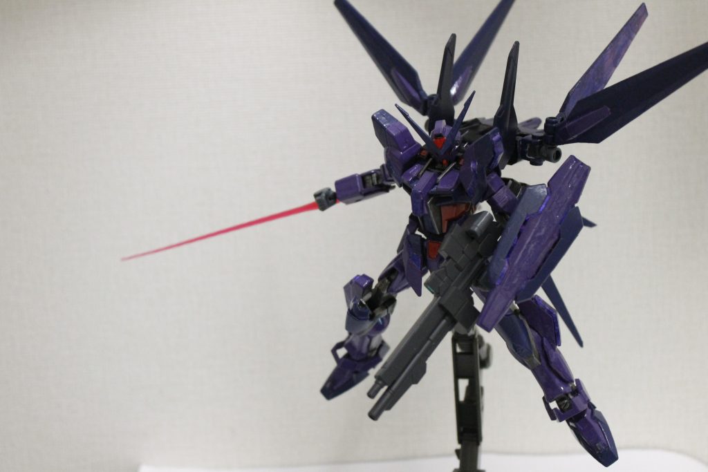 シールドはアストレアの流用
アームアームズを使って腕からサーベルを出せるようになっています。