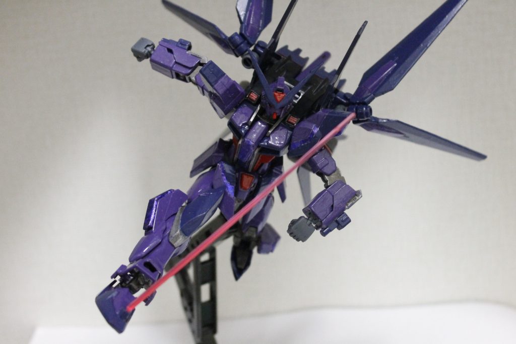 さらにエクシアのサーベルを足に直接移植しています。