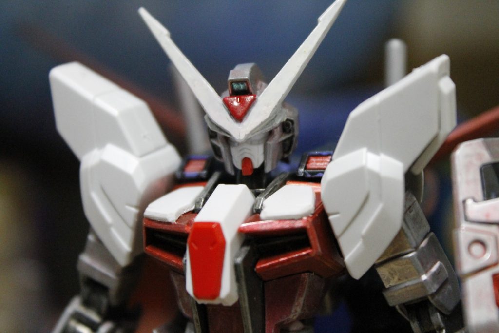 頭部の改造にはマーキュリーレヴ付属のストライク用アンテナとクロボンの顔を使用。
ストライクの頭部からあまり原型を崩さないように注意しました。