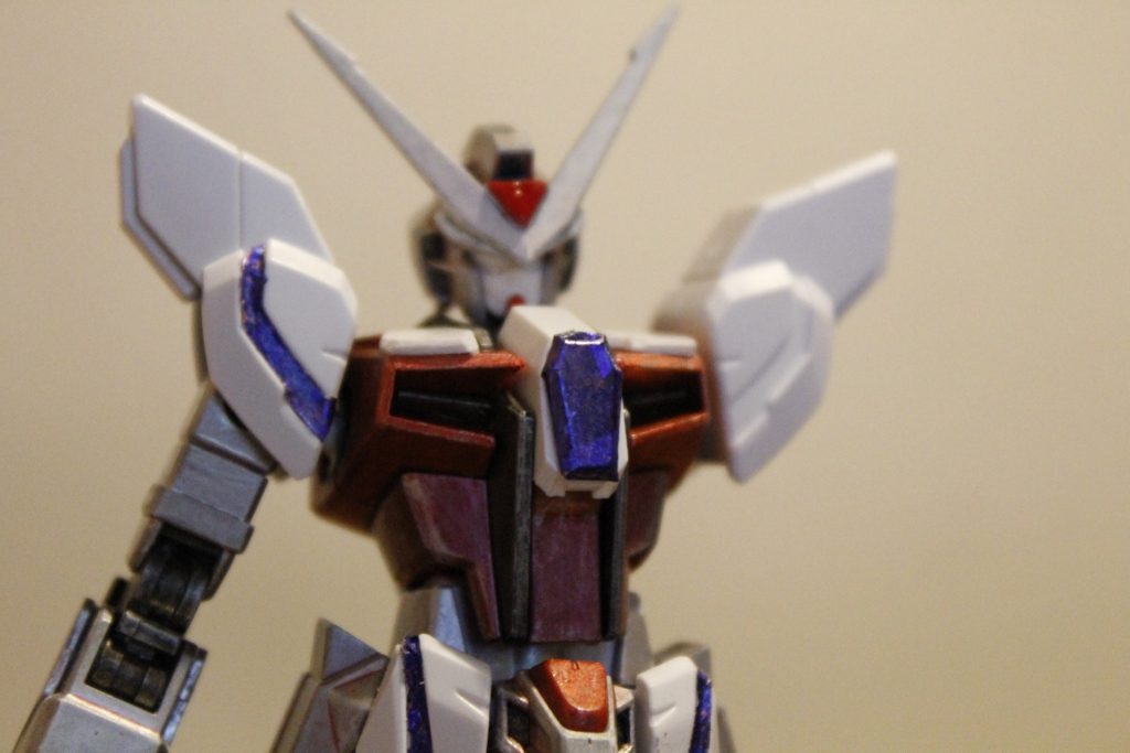 百均の赤いホロテープの上からクリアブルーを塗って紫っぽく光るようにしたものを各部に貼り付けています。
サイコフレーム的なイメージです。
初めての試みだったのですが、上手くいって満足しています。