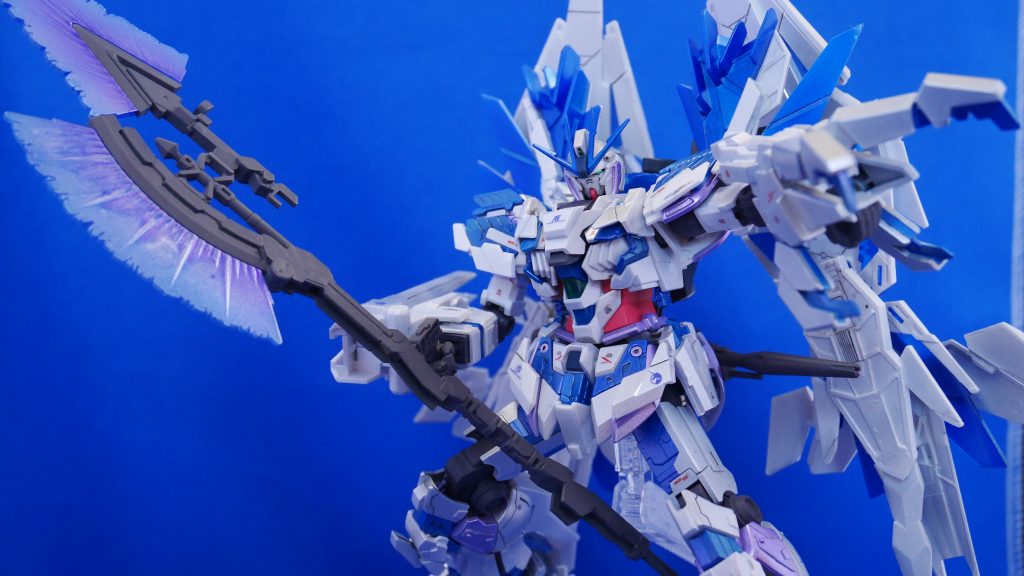 胸部やスカート等、所々にユニコーンのパーツを取り付けています。