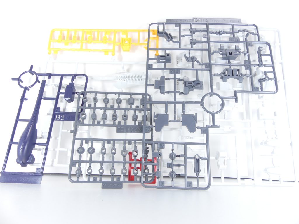 ・・・と言うことでプリムロ。「AOZ」2個目のFG(フロクグレード)のリニューアルキット。「AOZ」全体としてはこのあと2個存在する付録キットですが、「ティターンズの旗の下に」ではラストです。このタイミングでデンデロさんもFG版についてアップしてくださったのでそちらを見たら・・・そういえばチョバムアーマーも付属していたんだった。まずランナー。チョバムアーマーはありませんがダミーのバックパックが標準装備。下記嬉しいオプションも付きます。また、4色成形ランナーは同じ白が2色になっています。ダミーバックパックや増加肩アーマーを実戦配備仕様にできると言うこと。もちろんグレー部分はKPSです。なお、付属するのはホイルシールとマーキングシール。何故かフルドドまでと統一されていません(プレバンヘイズル・フルドドは水転写デカール)。