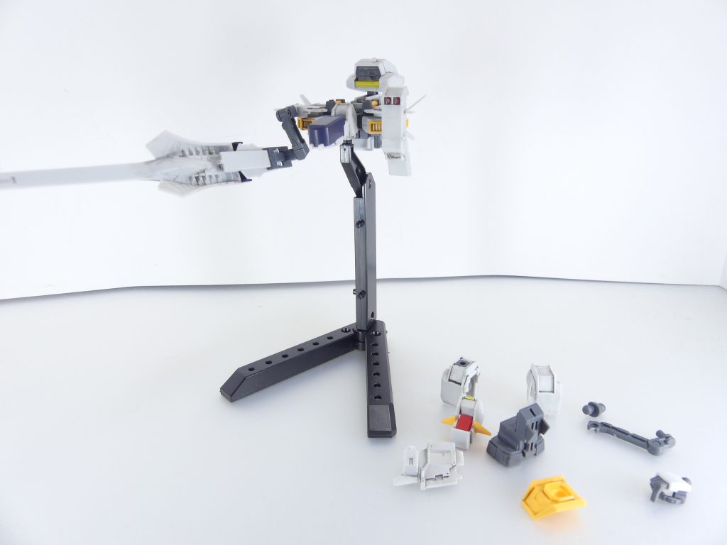 セット内容。シールが必要な一部を追加塗装、およびスミ入れしています。・プリムローズ本体(本体一式、ディスチャージャー付き装甲板、ウインチキャノン、ダミーバックパック)・MS形態用差し替えパーツ(首及び襟、胸部、胸アーマー、右胸)・ヘイズル・アウスラ再現用肩アーマー(左右一対。要ヘイズル各種)・ロング・ブレード・ライフル接続アーム(要フルドド)・ロング・ブレード・ライフル保持用角度付き手首・スタンド(BA-7)ポッド本体では遊びの幅は狭く、ヘイズルとのドッキングを念頭に入れた商品仕様です。また、FGでは付属しなかったダミーバックパックはキット状態のヘイズルと同じ機構を持ち、ヘイズル各種からビーム・サーベルを持ってきて挿すことも可能。「ダミー」としているのは一部スラスターやバー部分が一体化していることから。ABS版ヘイズルのバックパックをアップグレードできるかは未検証・・・ですがそこまでしなくてもいいかな。