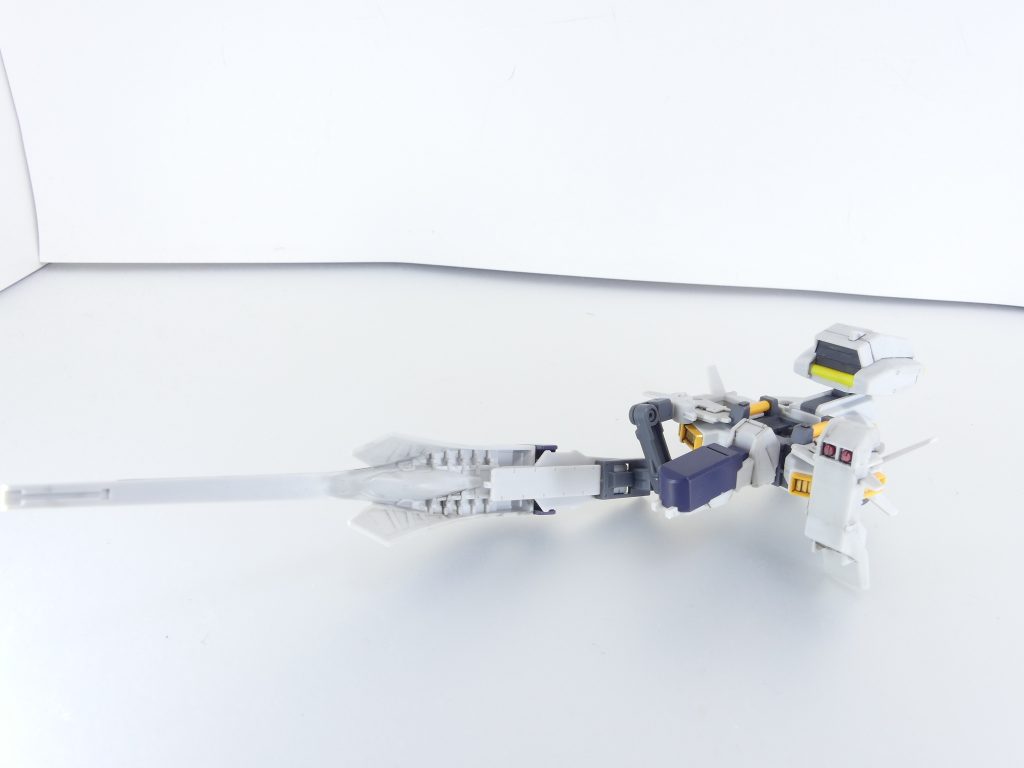 緊急脱出ポッド【プリムローズ】:ガンダムに対するコア・ファイターのように、ガンダム・ヘイズルの機体胸部に脱出ポッドとなる機能を持たせたもの。コア・ファイターと異なり分離は不可逆で、戦闘中の再合体は想定されていない。ヘイズル各種のバックパックユニットを装備可能であり、その場合はポッド単体でも作戦行動に対応できる。単体、前から。可動はウインチキャノンのアームのみ。FG版(今回は完品を現在非所持)からは技術の進歩もありかっちりした印象です。KPSもあるしね。ダミーバックパックはヘイズル改本体付属のものと同様、先端部のポッドが上下に移動可能。