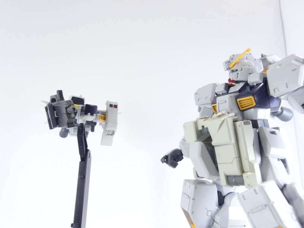 単独での劇中活躍:「AOZ」作中で搭乗したのはカール・マツバラ。小説作中ではヘイズルへの換装が間に合わず単独で出撃、主人公・エリアルドの搭乗するヘイズル改にビーム・ライフルを送り届けている。また、グリプス戦役の終結時には本来の役割である脱出ポッドとしても使用された。※作中解説は小説文庫版下巻の本文を元にウィキペディアなどで思い出しつつ作成※武器の配達だ、印鑑をくれ。ビーム・ライフルは引っかけているだけです。