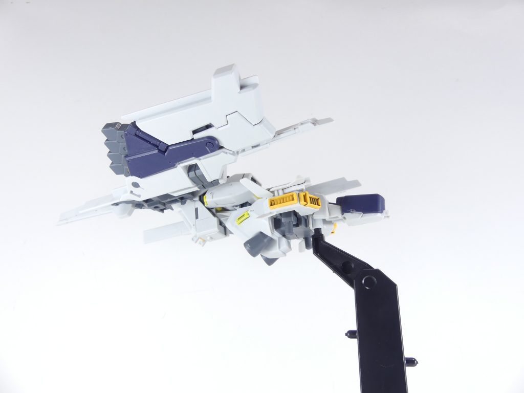 装備バリエーション:藤岡建機氏の画稿には、フルドドやトライ・ブースター・ユニット、強化型シールド・ブースターの装備イメージが見られる。・・・要するにバックパックの取り替えです。兵装によっては本キットを2個使用し(FGもあればいけるかな)、ウインチキャノンや装甲板を2つ使う必要も。こちらはダミーバックパックにフルドドを装備した図。なお、今回のプリムロ紹介に際してフルドドの作中活躍などの記述もアップデートしておきました。