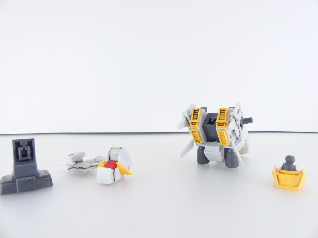 ヘイズルの胸部へ変形。本体を組み替え、差し替えパーツを取り付けて。小羽根も取り外しておきます。