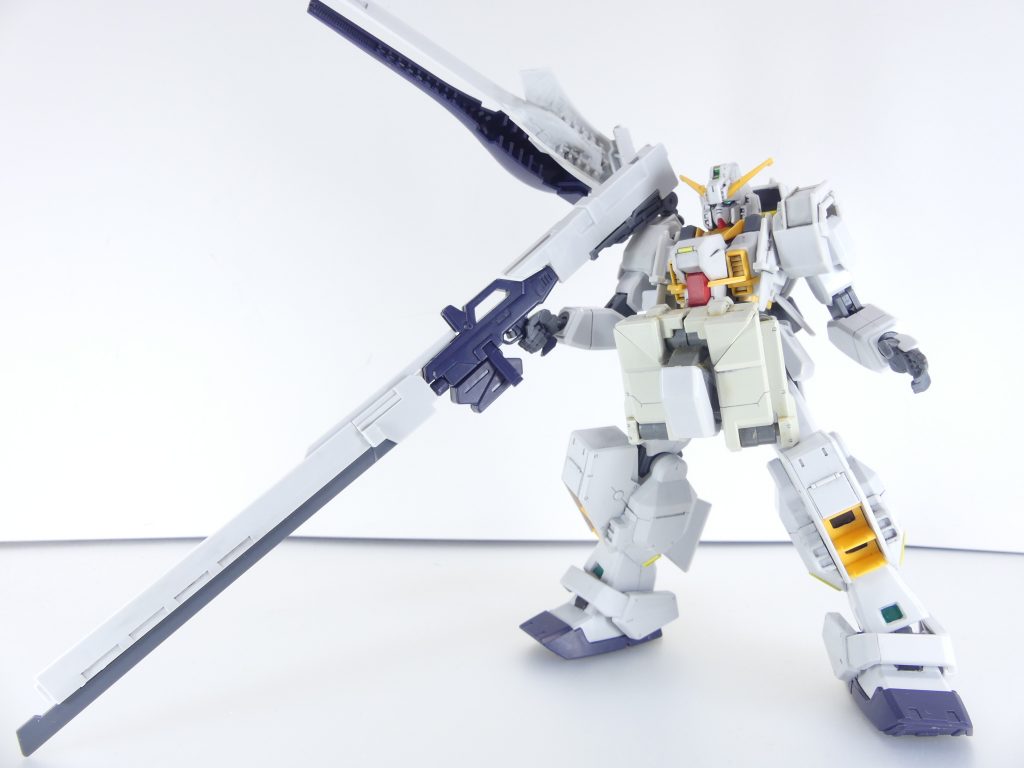 ガンダムTR-1【ヘイズル・アウスラ】:アドバンスド・ヘイズルに、プリムローズ、その周辺ユニットを装備した形態。肩アーマーも変更されより拡張性を高めている。画稿では白いヘイズル改にアドバンスド用各種パーツ、トライ・ブースター・ユニットを装備。ウインチキャノン:バレル開放式のメガ粒子砲。チャージは長めだが戦艦に対しても威力を発揮する。ウインチキャノン用アームの取り付けに専用パーツを使うことでキャノンを背部にマウントできるようになり大きく安定感が増しました。また、肩関節はスイング可能に進化、右肩アーマーには3ミリ穴をポリキャップで増設。FGよりも遊びやすくなりました。画稿版の完成にはヘイズル改、アドバンスド・ヘイズル、ヘイズル2号機、フルドドと本キットが必要(ヘイズルは未組み立てを推奨)。今回はサブ・アームを付けたヘイズルで割愛。なお、塗装が前提なら2機分のヘイズルはアドバンスドのみで可能。あくまでも成形色状態でということで。説明書には重厚長大な組み立て解説差し替えの図が・・・