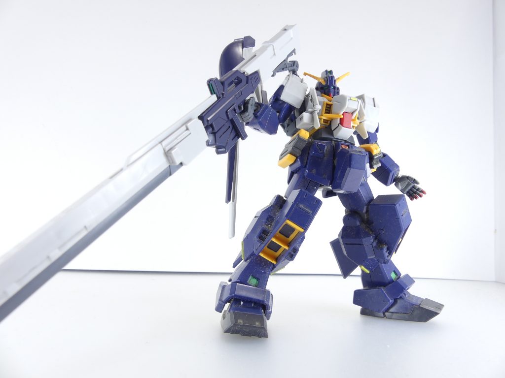 アドバンスド・ヘイズル(小説本編版):小説本編では「胸回りが白いヘイズル」と一度表記されたのみであるが・・・(小説パートはある程度の自由度を持った文となっており画稿関係も改廃が何度もあるため何が正しいとは言えないのがAOZなのだと思っています)なお、作中ではカールが最後まで使用している。普通に考えると、肩アーマーを塗装してアドバンスド一機とフルドドで出来たりもします(バックパックの仕様については少なくとも小説本編には詳しく書かれていないので割愛)。冒頭のランナー紹介にあった「明らかに同じ白なのに色分割部がある」件もこれのためかな。ロング・ブレード・ライフルの懸架用アームはフルドドの未使用ジョイントに使用可能。ライフルを振れなくなりますが安定性が向上するのと・・・・・・角度付き手首、待っていました。甲は白、斜めにカットされた専用の構造です。