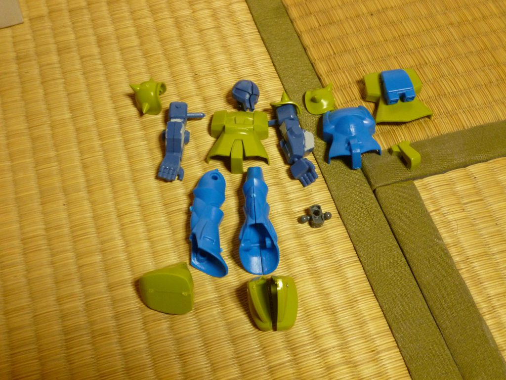 主な材料(笑)。
股関節と足首をボールジョイント化して、手首、肩アーマーの接続にポリキャップを使いました。