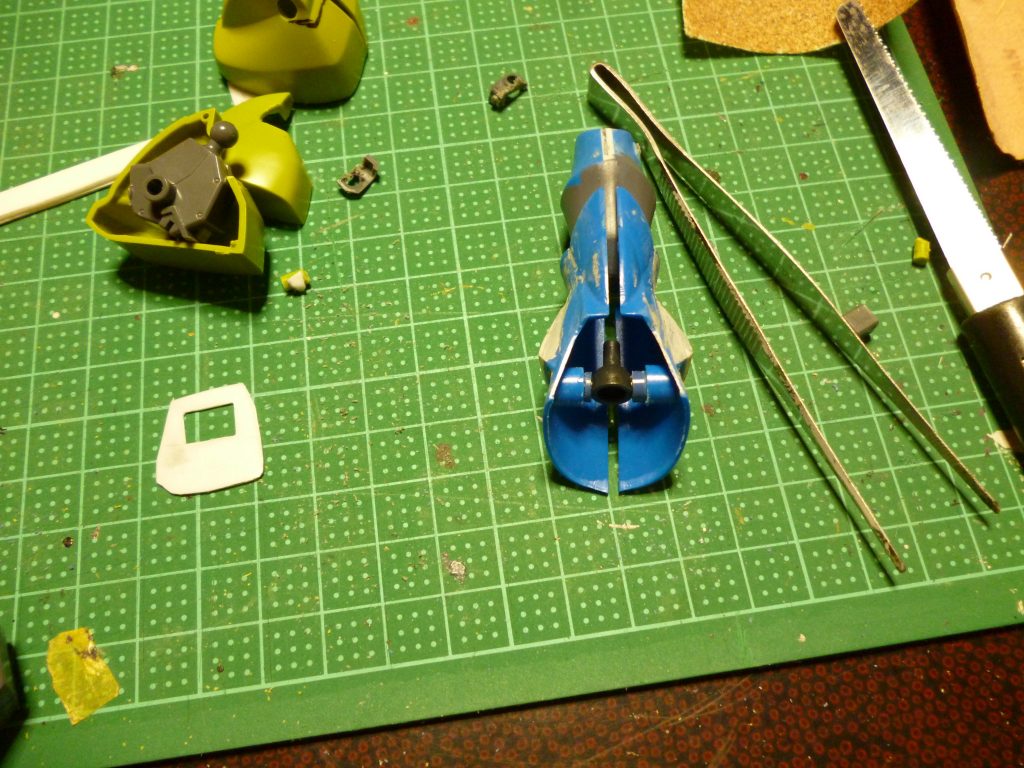 左上が足首のボールジョイント（♂）。
その下が、肩をハの字加工した関係で必要になった蓋（？）。
右が足首のボールジョイント（♀）になります。