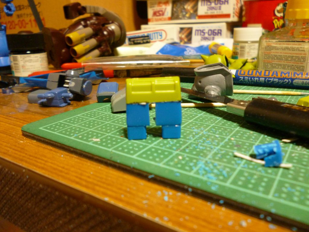 バックパックは、ザク・マインレイヤーと旧グフのキットの２個イチです。
この後隙間をプラ板でふさぎ、パテで微調整しました。