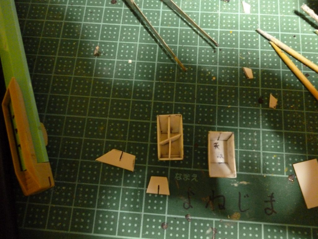 腰の予備マガジン×２は、プラ板箱組みに補強板を入れてあります。