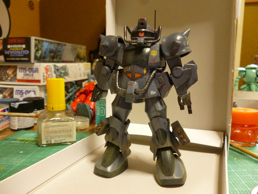 正面素立ち。
脚のミサイルポッドは旧キットの武器セットから拝借、磁石でくっ付けてあります。