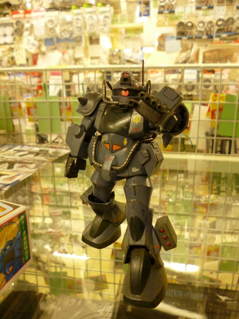 近所の某模型店にて。
マシンガン発射ポーズです(笑)。