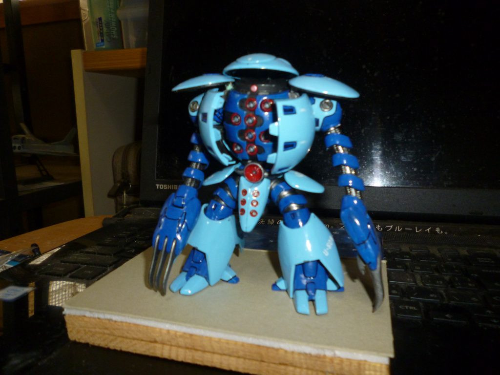 水中巡行形態のカプールも、モビルスーツ形態に変形できます。
ここからは変形の一部始終をご覧ください。