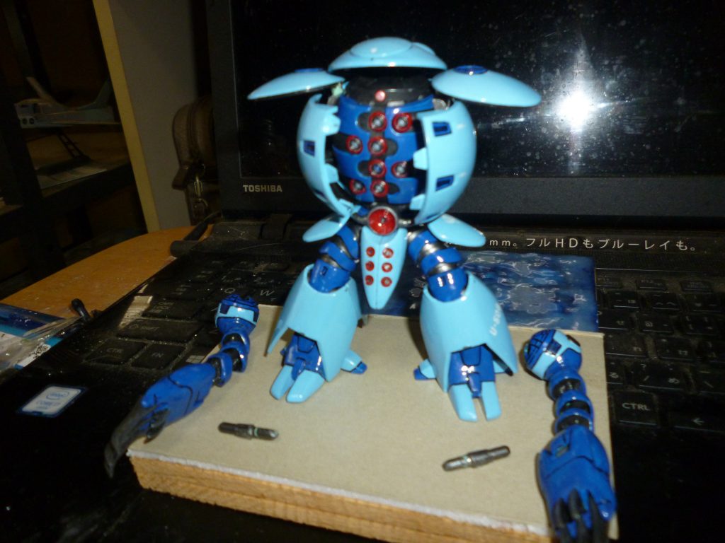 新造した(と言っても、切り取ったランナーと、もともとあった肩関節の軸を接続しただけですが)肩関節ごと、両腕を引き抜きます。
カプールの足元に転がっている黒いソーセージみたいなヤツが、件の肩関節です。