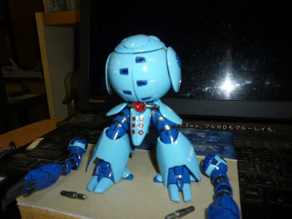 接続方法を少し変更した肩アーマーと頭の装甲を閉じます。