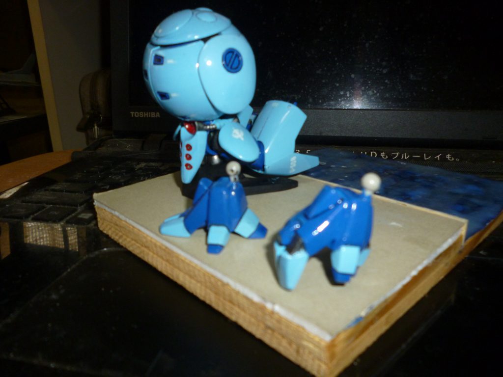 ツメを切り離して接続を変更した、専用の足首と取り替えます。
実は、この足首のツメを切り離して角度を変更しながら再接着するのが、一番手間だったかも・・・。